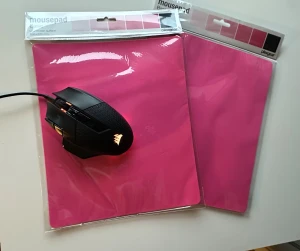 Rosa minimalistisk musmatta  - 2st helt nya rosa minimalistiska musmattor från Plexgear med låg friktion. Storlek 260x220 mm. Material: Tyg, gummi. 