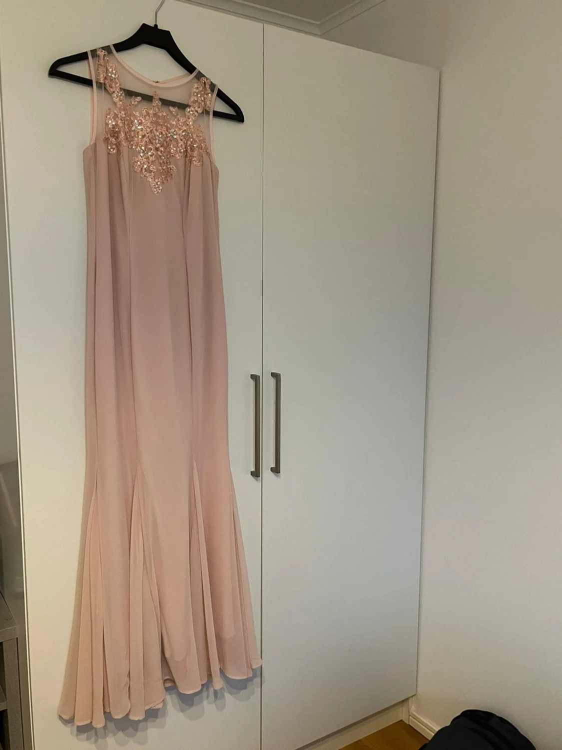 Ljusrosa långklänning med spets och paljetter