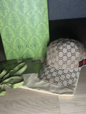 Keps - Helt ny men en tag har nästan lossnat, om du vill ha fler bilder eller har frågor så skriv. 