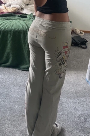 Beiga mönstrade mjukisbyxor Ed Hardy - Säljer ett par beiga mjukisbyxor från Ed Hardy.