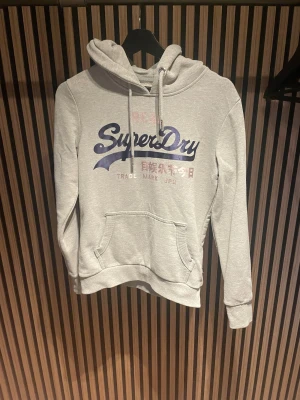 Superdry hoodie - Säljer nu en väldigt snygg superdry hoodie i storlek M | mycket fint skick utan defekter |  kom dm för flera frågor eller funderingar!