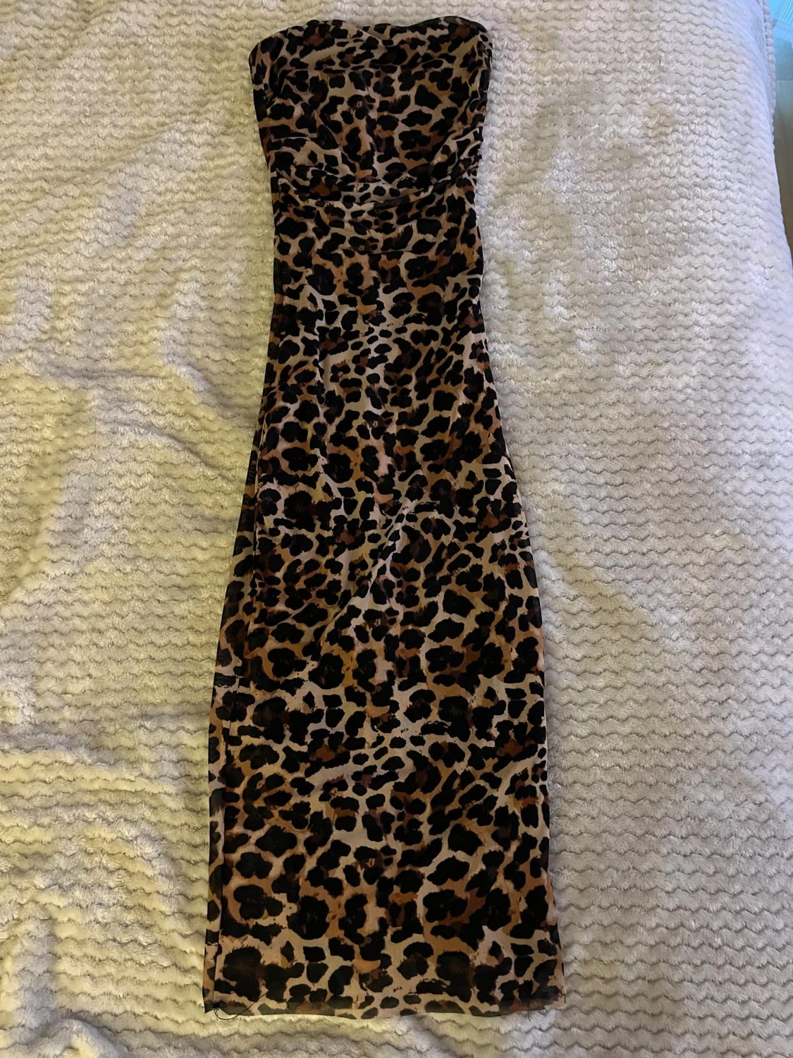 Leopardmönstrad axelbandslös klänning