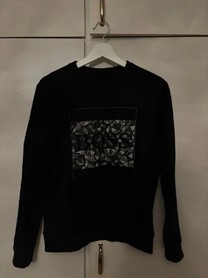 Svart BOSS sweatshirt - Svart sweatshirt från BOSS i storlek S. 