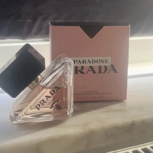 Prada paradox - Påfylld parfym från Prada, lessnat på doften pga haft refill. Nu helt påfylld 