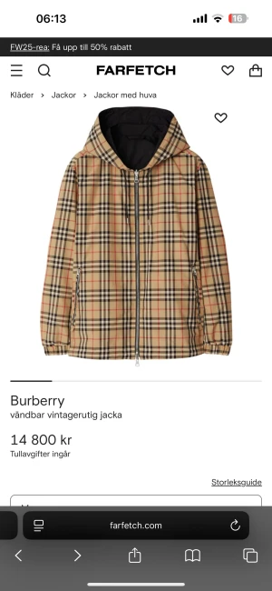 Vändbar rutig vindjacka från Burberry - Vändbar vindjacka från Burberry med klassiskt beige rutmönster på ena sidan och helsvart på andra. Jackan har huva, dragkedja framtill och elastiska muddar. Ikonisk design med Burberrys signaturrutor och stilren svart insida. Perfekt för dig som vill variera din look.