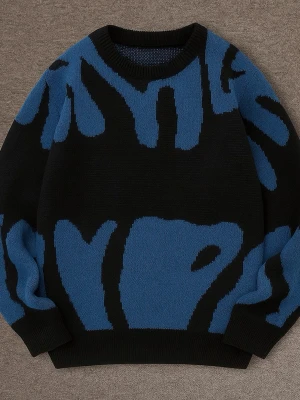 Svart och blå stickad tröja med mönster - Cool stickad tröja i svart med stora blå abstrakta mönster. Rund hals och ribbade muddar vid ärmar och nederkant ger en skön passform. Perfekt för dig som gillar att sticka ut med grafiska detaljer och vill ha en varm och mjuk tröja till hösten och vintern.