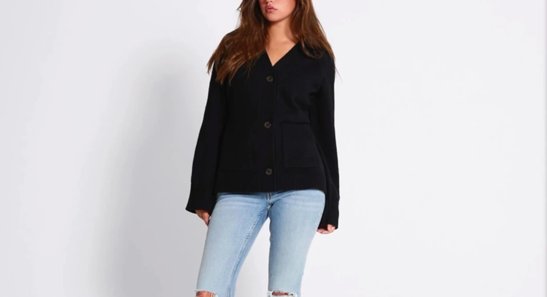 Svart stickad kofta med knappar