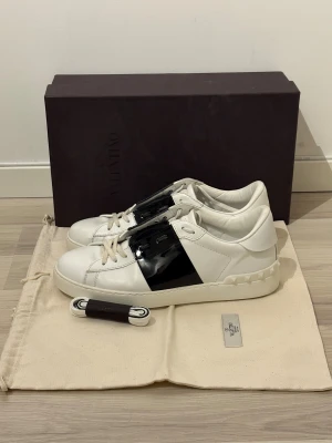 Valentino opens  - Valentino Garavani Opens | Storlek - 42 | Skick - 8,5/10 | Inga defekter | Box, 2 dustbags + extra snören medföljer vid köp | Retail - 7200kr | Hör av er vid frågor eller funderingar 🙌