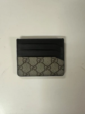 Plånbok / Korthållare. - Oanvänd korthållare enligt bild. 