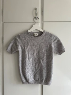 Grå kashmirtröja från Soft Goat - Supermjuk grå kashmirtröja från Soft Goat korta ärmar. Storlek S💕