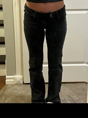 Grå svarta lowwaist - Super fina byxor från lager 157,jag har storlek 34/36 på byxor och de sitter super bra💕Kan posta idag