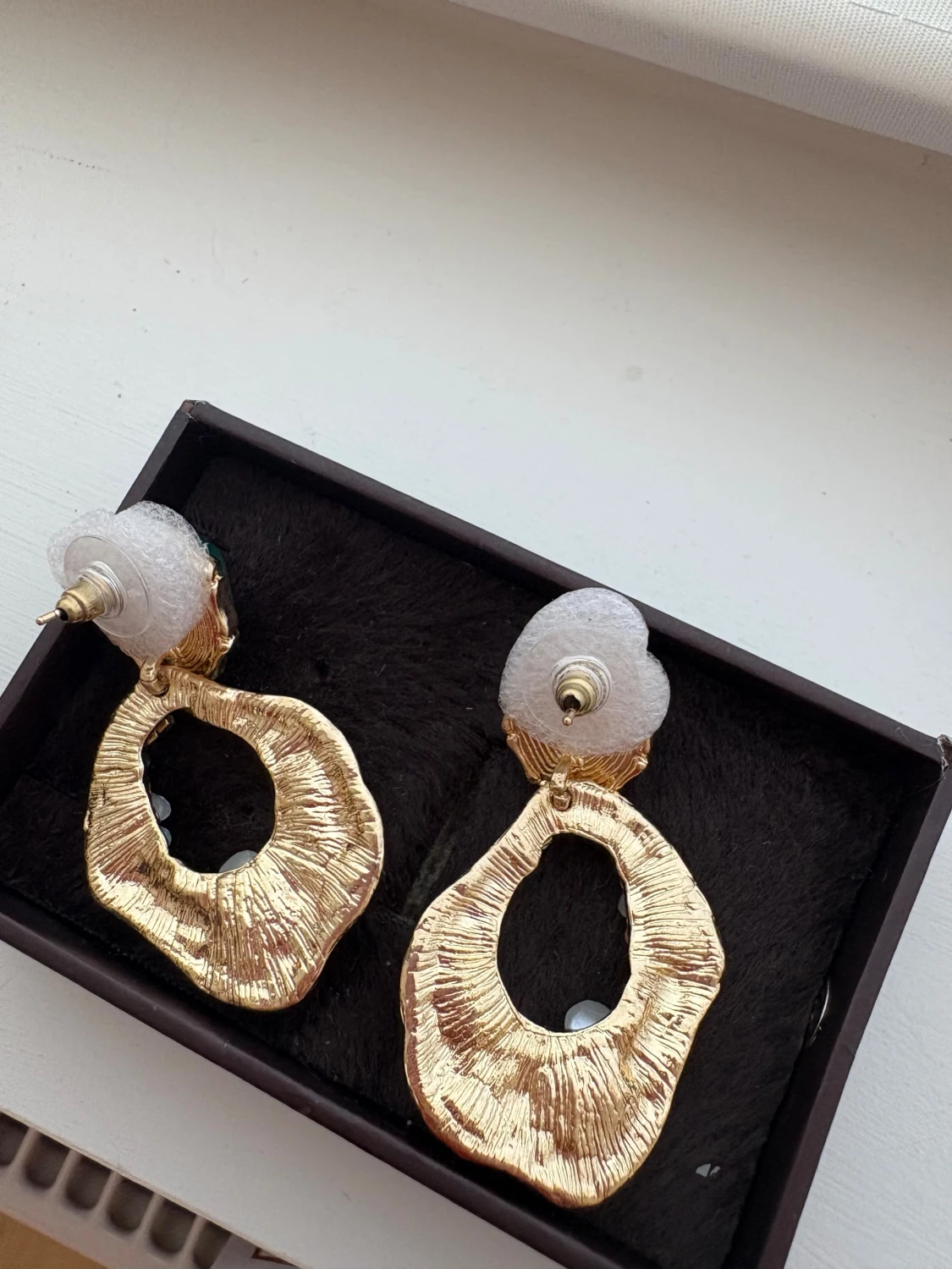 Guldiga örhängen med blommor och pärlor - 2