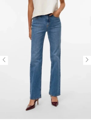 Straight fit jeans - Mid waist, oanvända. Kvittot och prislapp finns kvar. Dm för mer bilder. Ordinarie pris 699