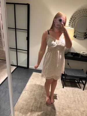 Söt blommig kort klänning med volang - Fin sommarklänning med tunna armar🌸