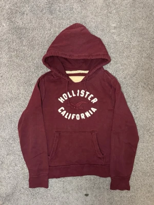 Hollister Hoodie  - Tja säljer nu en vinröd hoodie från Hollister i storlek M för endast 1099kr! Pris är ej hugget i sten, hör av er i dm vid funderingar 🙌