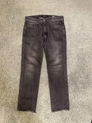 Replay svarta jeans  - Säljer ett par riktigt feta replay jeans. De är begagnade men är i mycket fint skick. De är i storlek W 32, L 32. Om du undrar över något är det bara att höra av sig.