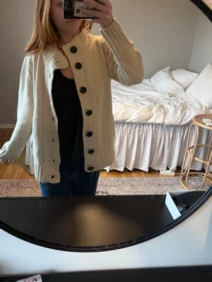 Beige stickad kofta med stora knappar - Bra skick, finns inget märke eller storlek men skulle uppskatta till en S