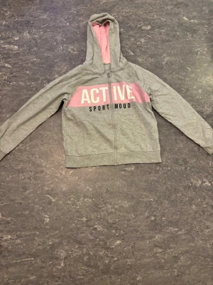 Grå hoodie  - Säljer en grå hoodie som knappt är använd .