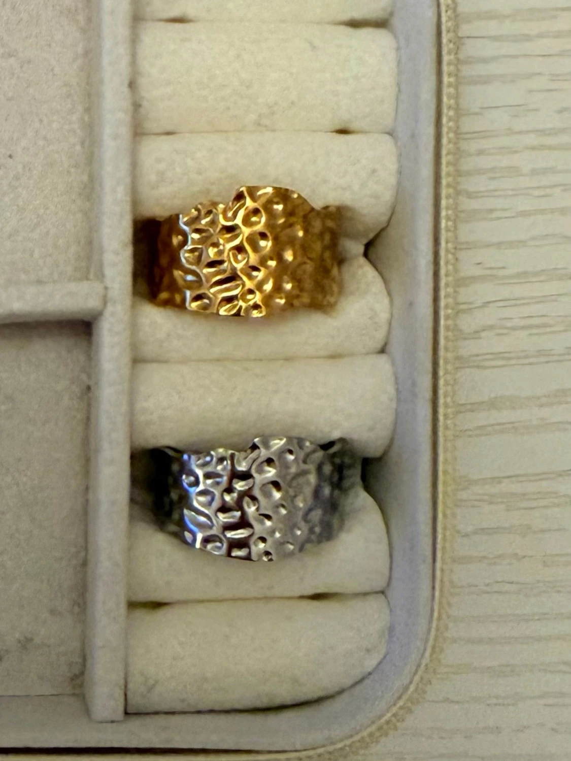 Två ringar ( extra ring på köpet)