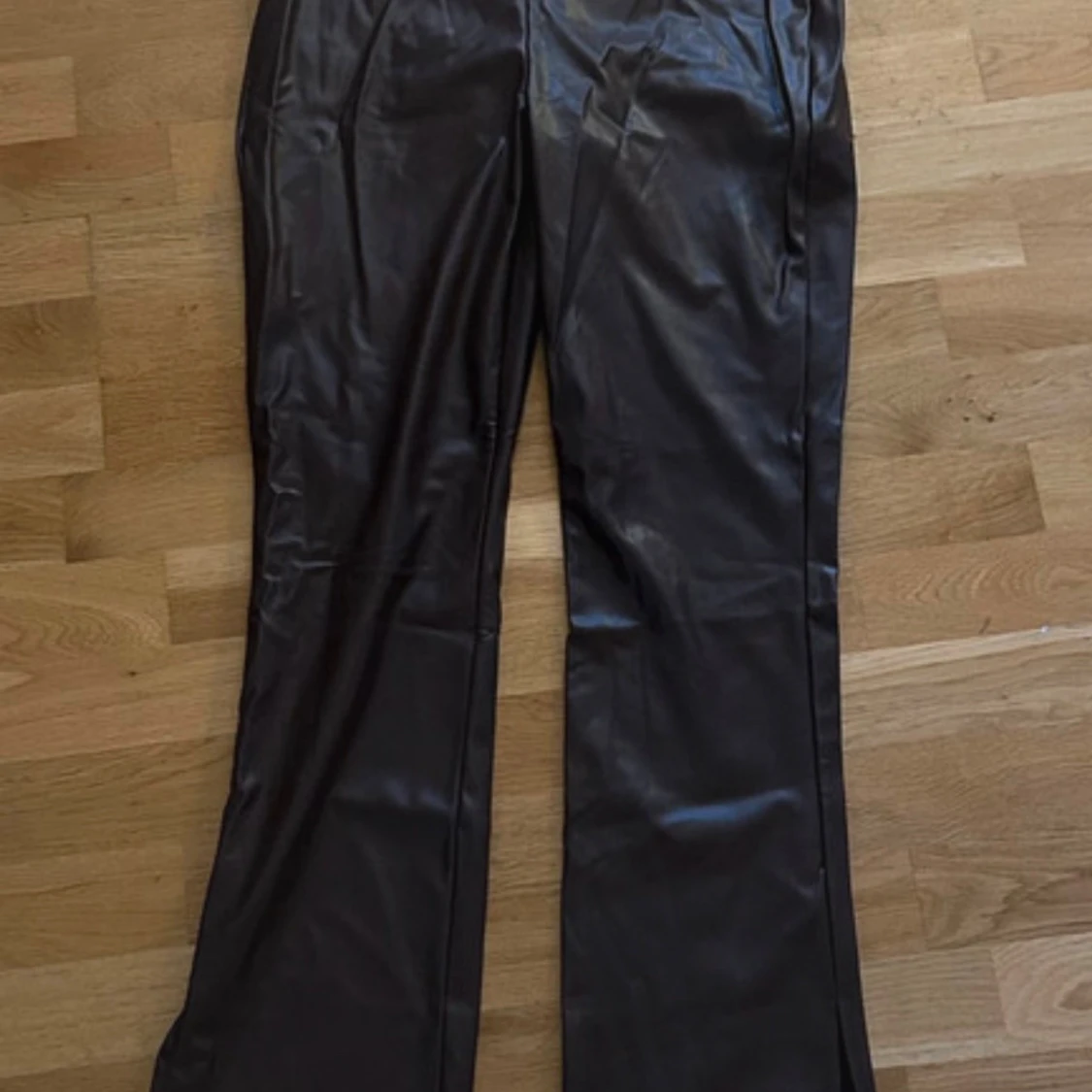 Bruna bootcut byxor i skinnimitation