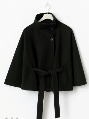 Belt cape jacket  - Jättebra skick har bara använt den 2 gånger. Nypris 500kr. xs/s