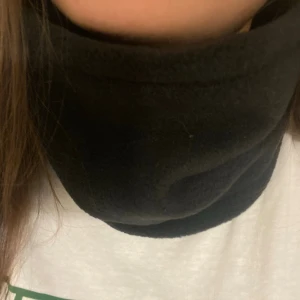 Svart fleecebuff  - Mjuk handsydd fleecebuff i svart!!