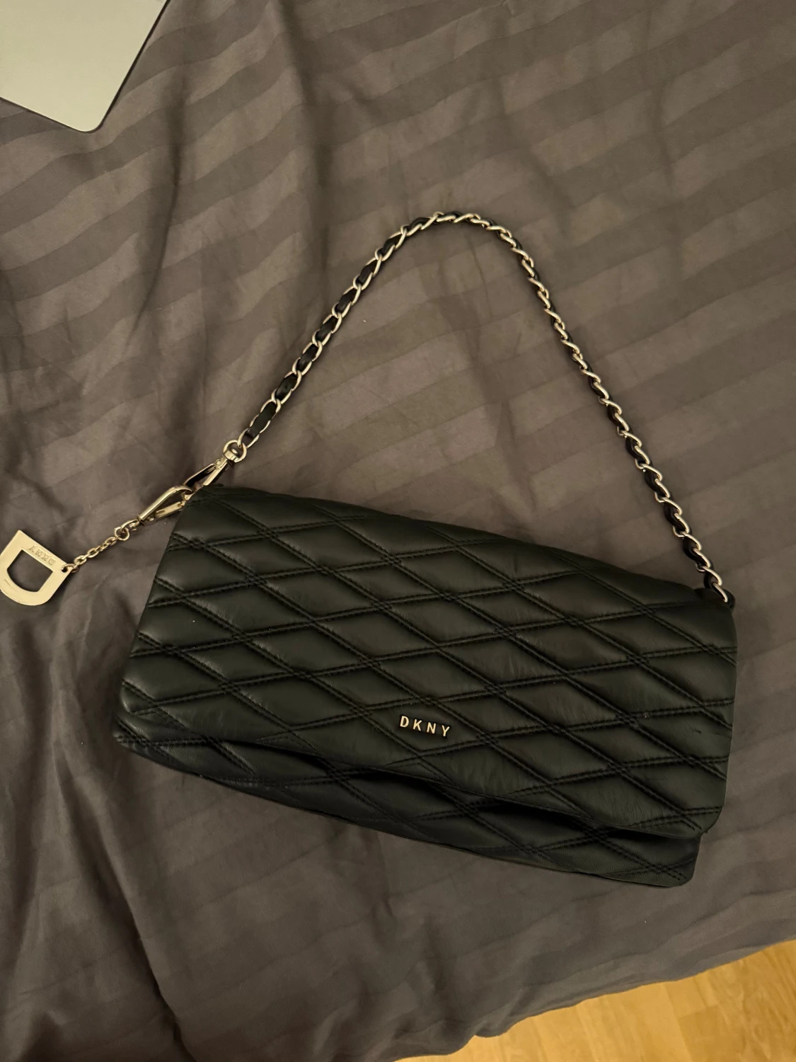 Svart quiltad axelväska från DKNY