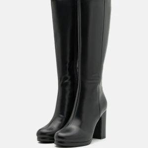 Svarta höga stövlar med klack - Säljer ett par svarta, höga stövlar med chunky klack och rund tå. 10cm klack. 1 cm plattå höjd. Slutar precis under knäna. 