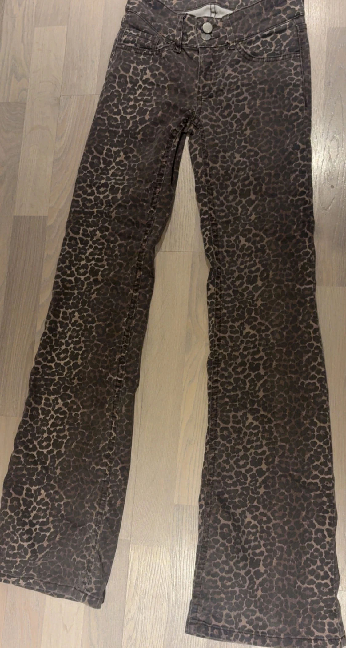 Leopardmönstrade bootcut jeans - 1