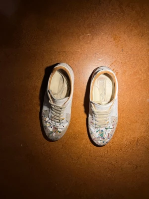 Maison Margiela - Nu säljer jag dessa fräcka och fräscha Maison Margiela skor som jag köpte tidigare iår. Dessvärre kommer dem inte till användning längre då jag har ändrat lite på min stil. Dem är som helt nya och knappt använda!