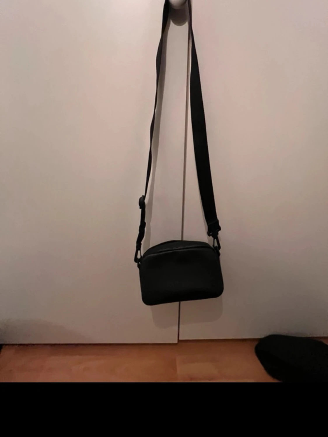 Svart axelväska med dragkedja - 1