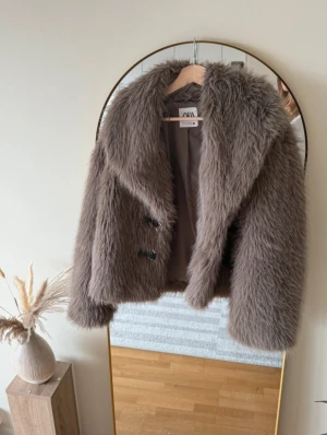 Pälsjacka  - Faux pälsjacka från Zara i storlek M. Inga fel på den. Den har knäppen som går att stänga och som ger en fin detalj. 🩷