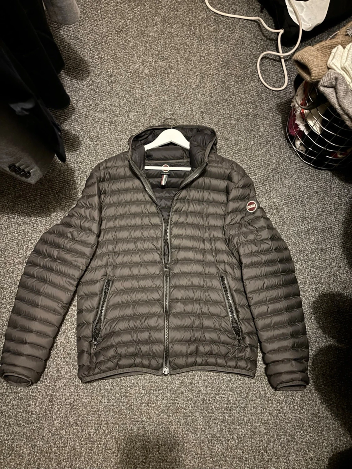 Mörkgrå pufferjacka från Colmar