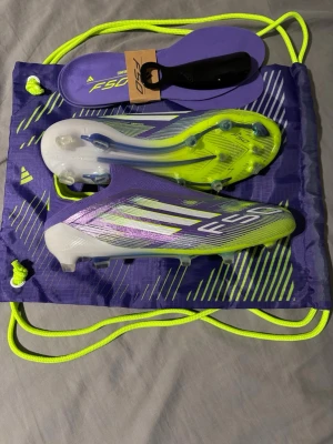 Adidas F50 elite fotbollsskor - Säljer ett par F50 elite. Köpte dom och var för små för mig. Provat dom 1 gång bara. Kunde inte lämna tillbaka dom för att jag blev för sen med de så jag köpte andra skor. kom med bud. Dom kommer med skorna, påsen, skohorn och extra sulor 