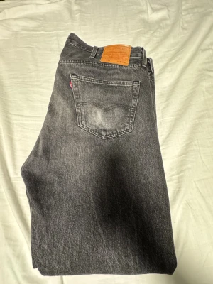 Levi's 501 Premium grå jeans W38 L32 - Säljer mina 501 jeans som jag inte längre använder, dom är i storlek W 38 L 32, dom är som nya, har inte använt så mycket.