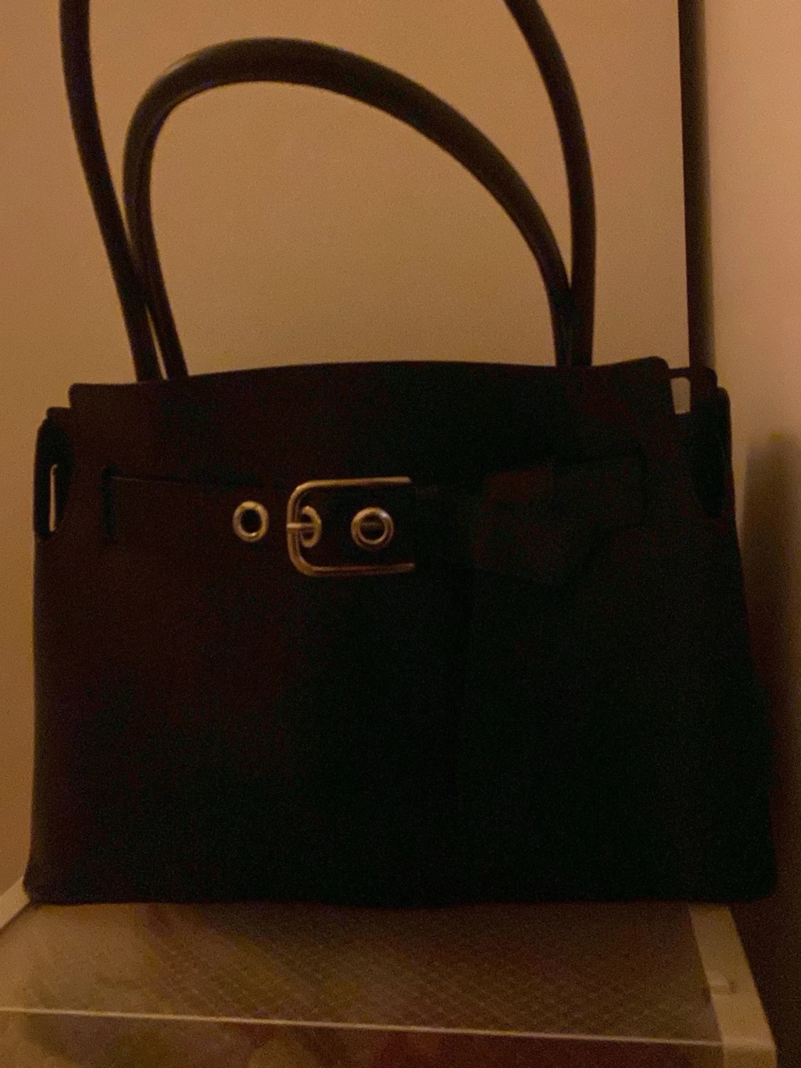 Svart axelväska med remdetalj från H&M