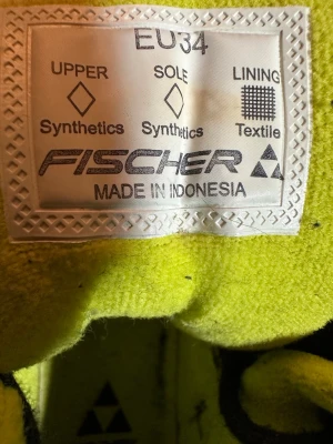 Fischer - De här är längskid skor från Fischer som är lite utmanad på undersidan men fortfarande funkar perfekt och är storlek 34