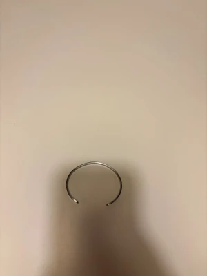 Silvrigt armband - Helt nytt, ett silver armband, stilrent, passar till allt