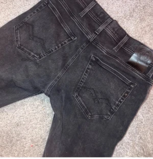 Replay Jeans W30 L32 - Säljer ett par mörkgrå Replay Jondrill jeans i storlek 30/32 med Replay logga på fickan och bak på linningen. De sitter ungefär som ambass och är i perfekt skick. Priset går att diskutera!