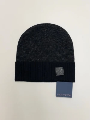 Lv Mössa - Säljer en helt ny mössa aldrig använd. Storlek One Size. Snabb frakt, postas inom 24h efter köp. Skriv gärna om du har fler frågor. Kan även hämtas i Stockholm.