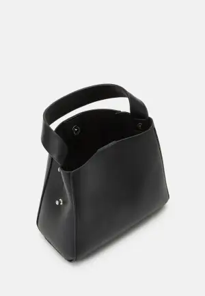 Liten svart väska från Gina tricot