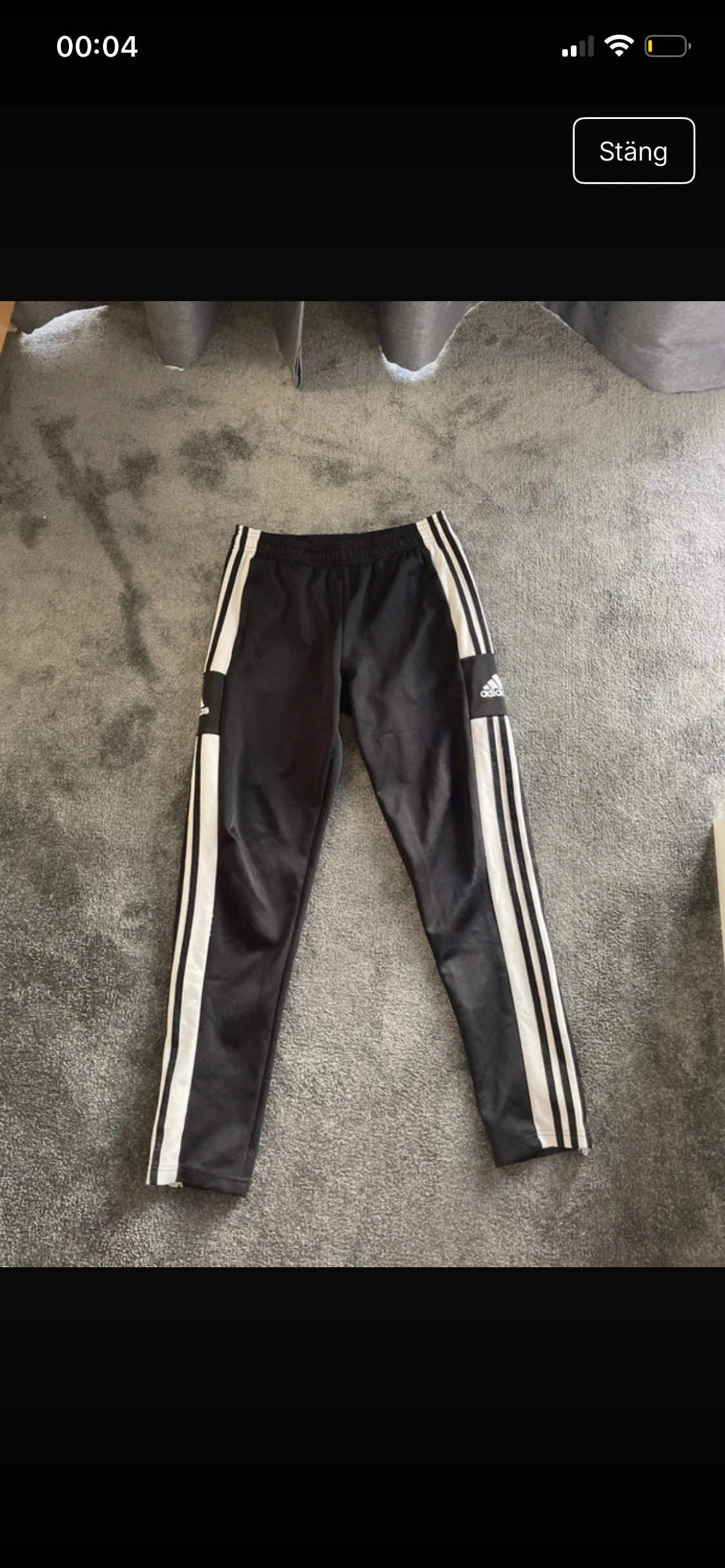 Svarta Adidas träningsbyxor med vita ränder