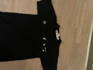 Svart Off-White t-shirt med tryck - Svart t-shirt från Off-White med unikt tryck på ryggen. Skriv vid frågor.