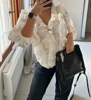 Vit volang tröja - Fin volangtröja som ej kommer till använding, går att knyta den lite mer elr mindre beroende på hur öppen man vill ha den. 