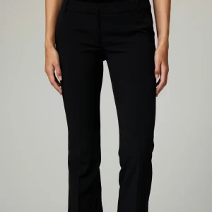 Svarta kostymbyxor med bootcut - Snygga svarta kostymbyxor  och lågmidjadd Byxorna har en stilren design med fickor bak och fram, samt bälteshällor. Perfekta för en clean och modern look, passar till både t-shirt och skjorta