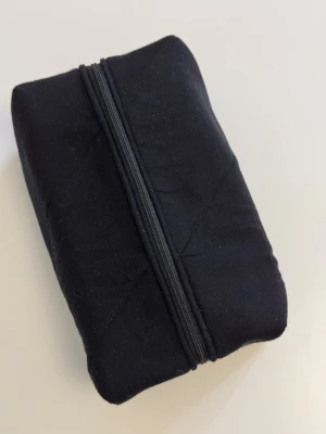 Handgjord necessär av second hand tyger - En handgjord necessär utav second hand tyger. Unik, hållbar och perfekt för att samla alla dina vardagsfavoriter i väskan. Fodrad och stängs med dragkedja. Endast ett unikt exemplar.                  Instagram: secondstitch.bymatilda 💕