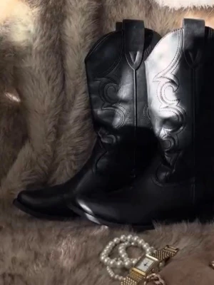 Svarta cowboy boots  - Säljer ett par svarta cowboy boots med snygga broderade detaljer och spetsig tå.