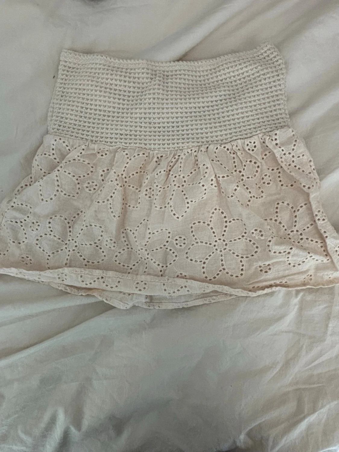 Beige tubtopp med broderade blommor - 1