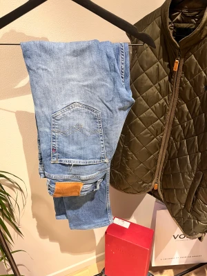 Replay byxor - Hej! Säljer nu mina Replay byxor i storlek 31.34 som inte kommer till användning. Byxorna har en fin blå tvättning som gör dom lätta att stylea till inprinsip alla kläder😊perfekt för vintern. Säljer dom för 299kr men kan gå ner i pris vid snabb affär😊✅