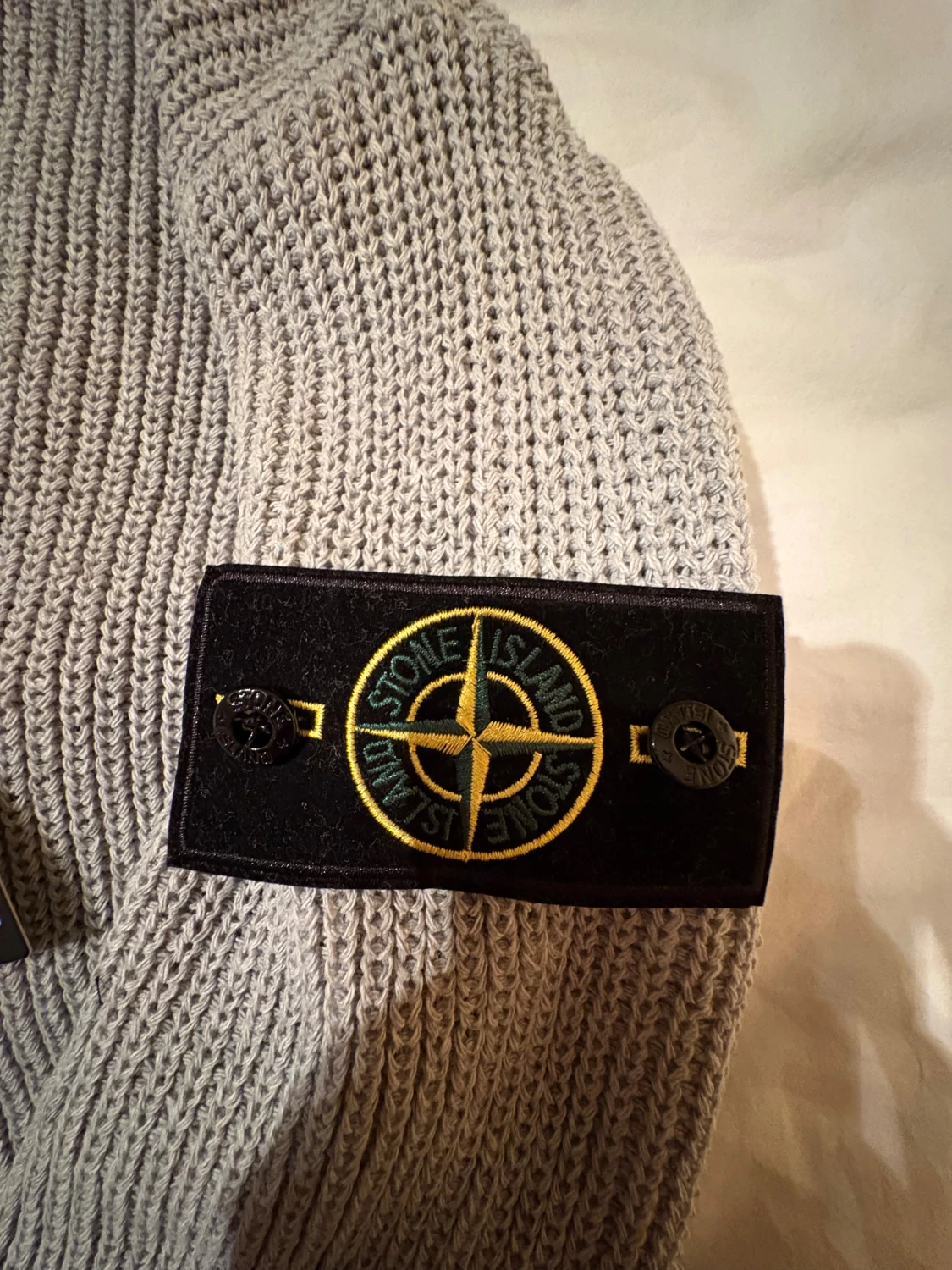 Grå/bech stickad  kofta från Stone Island - 1